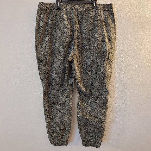 Good American Good Cargo Hunter Snake Jogger Pants - Picture 7 of 8